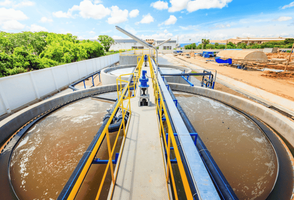 An undergoing wastewater process taking place on a site where flocculation has taken place with a static mixer. 