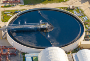 Engineering-focused water treatment system showing flocculation process linking coagulation, mixing, and solid-liquid separation to improve water clarity and filtration performance.